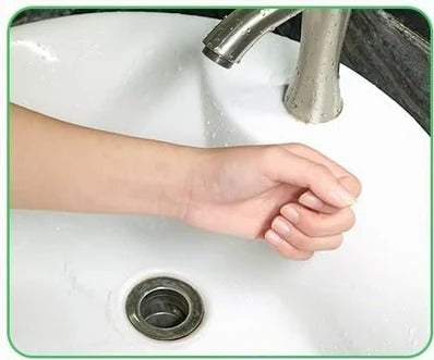 Moja el cuerpo y el cepillo corporal con agua