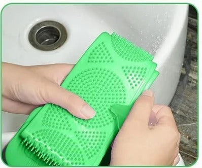 Aplica el gel de ducha en el cepillo corporal