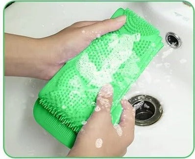 Frota el cepillo corporal para hacer espuma